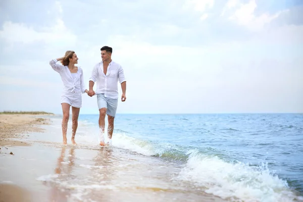 Glada Par Som Har Romantisk Promenad Stranden Plats För Text — Stockfoto