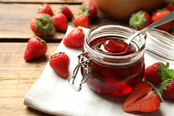 Heerlijke Gepekelde Aardbeienjam Verse Bessen Houten Tafel Close — Stockfoto