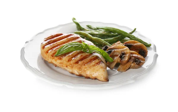 Lekker Gegrilde Kipfilet Met Groene Bonen Champignons Basilicum Geïsoleerd Wit — Stockfoto