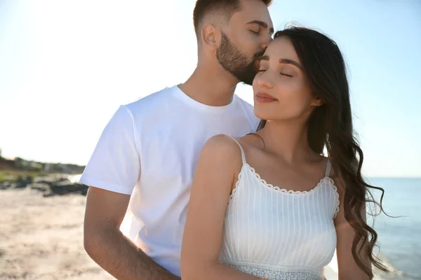 Feliz Casal Jovem Praia Viagem Lua Mel — Fotografia de Stock