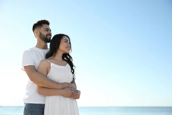 Feliz Pareja Joven Playa Viaje Luna Miel —  Fotos de Stock