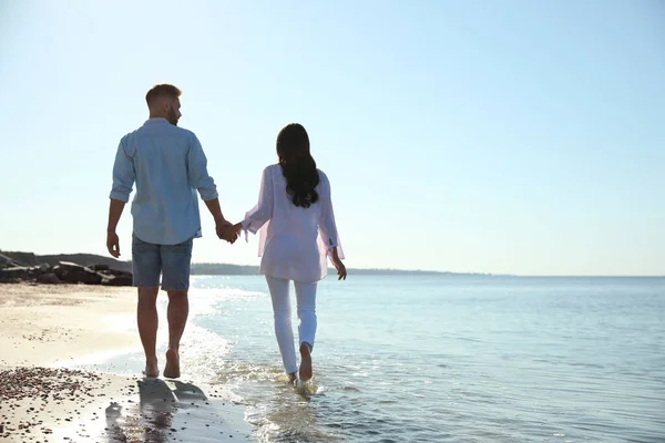 Jonge Paar Lopen Het Strand Buurt Van Zee Achteraanzicht Huwelijksreis — Stockfoto