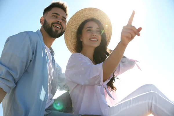 Glückliches Junges Paar Einem Sonnigen Tag Freien Flitterwochen — Stockfoto