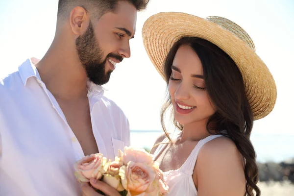 Jovem Casal Feliz Com Flores Praia Perto Mar Viagem Lua — Fotografia de Stock