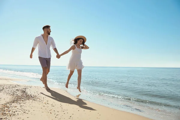 Glada Unga Par Som Springer Stranden Nära Havet Bröllopsresa — Stockfoto