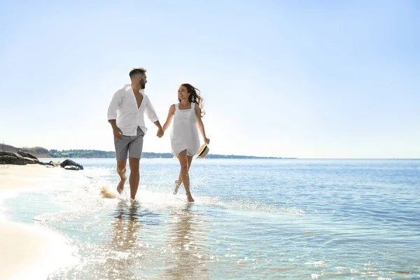 Glada Unga Par Som Springer Stranden Nära Havet Bröllopsresa — Stockfoto