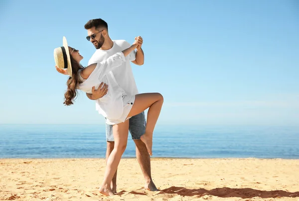 Feliz Pareja Joven Bailando Playa Cerca Del Mar Viaje Luna — Foto de Stock