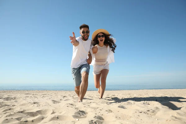Glückliches Junges Paar Das Sich Strand Meer Amüsiert Flitterwochen — Stockfoto