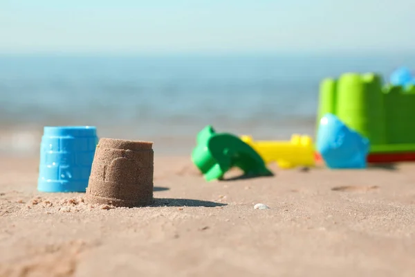 Diferentes Brinquedos Plástico Infantil Castelo Areia Praia Espaço Para Texto — Fotografia de Stock