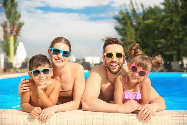 Ευτυχισμένη Οικογένεια Στην Πισίνα Την Ηλιόλουστη Μέρα — Φωτογραφία Αρχείου