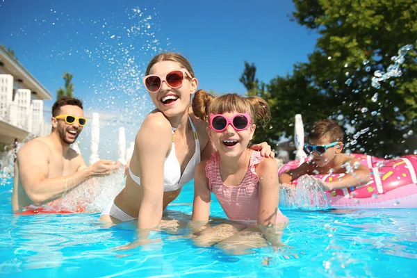 Famille Heureuse Amuser Dans Piscine — Photo