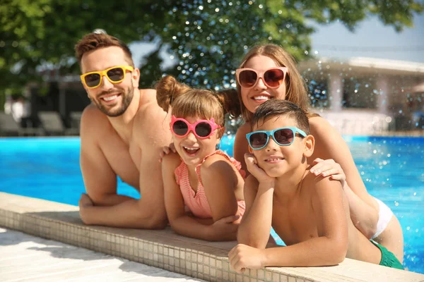 Bonne Famille Dans Piscine Jour Ensoleillé — Photo