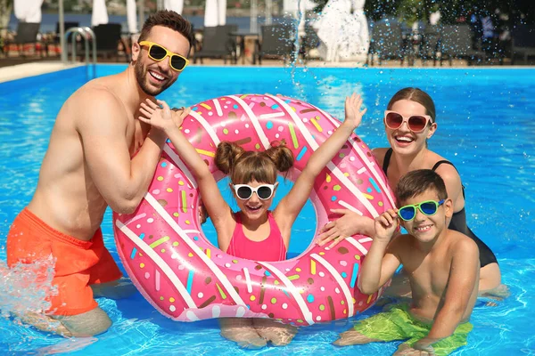 Famille Heureuse Amuser Dans Piscine — Photo