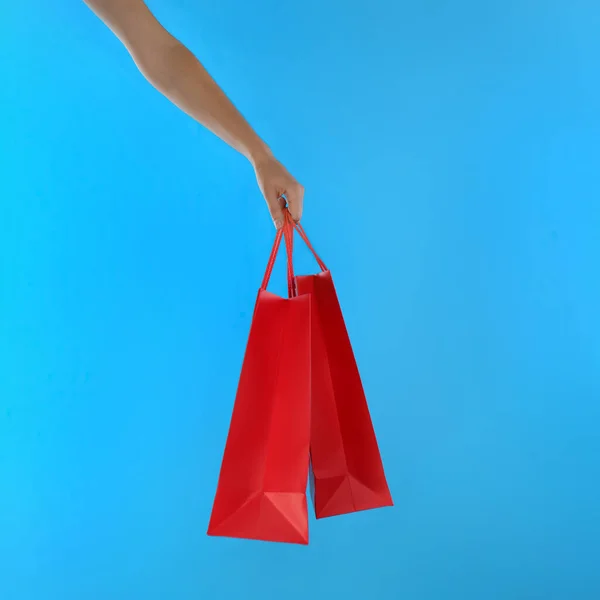 Mulher Com Sacos Compras Papel Fundo Azul Claro Close — Fotografia de Stock