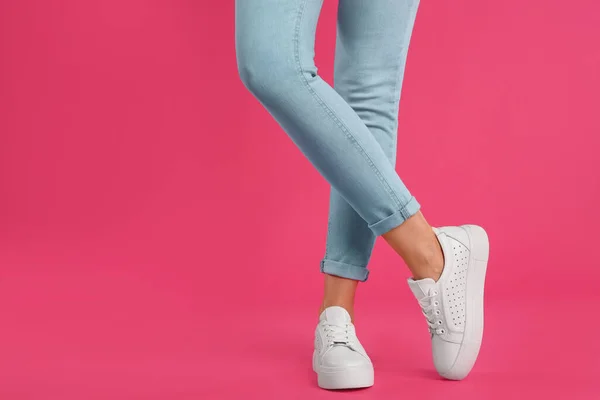 Mujer Con Zapatos Sobre Fondo Rosa Primer Plano Espacio Para —  Fotos de Stock