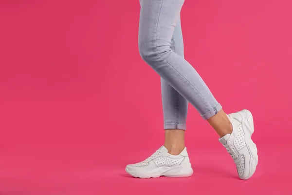 Kvinna Bär Sneakers Rosa Bakgrund Närbild Plats För Text — Stockfoto