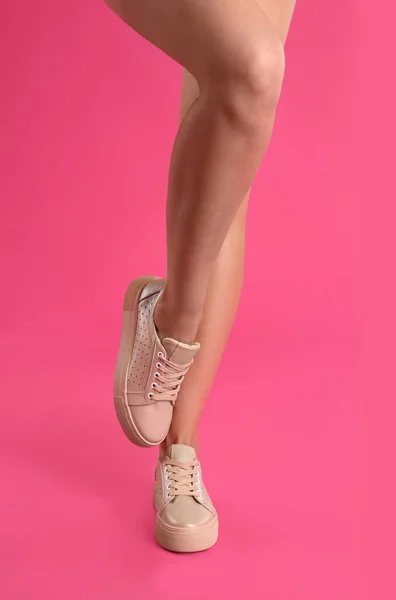 Mulher Usando Sapatos Fundo Rosa Close — Fotografia de Stock