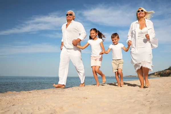 Schattige Kleine Kinderen Met Grootouders Samen Tijd Doorbrengen Zee Strand — Stockfoto
