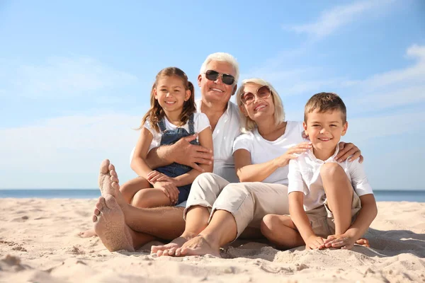 Schattige Kleine Kinderen Met Grootouders Samen Tijd Doorbrengen Zee Strand — Stockfoto