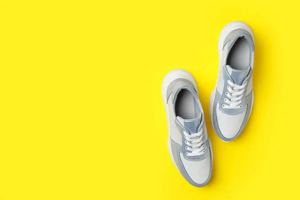 Stylische Turnschuhe Auf Gelbem Hintergrund Flache Lage Raum Für Text — Stockfoto