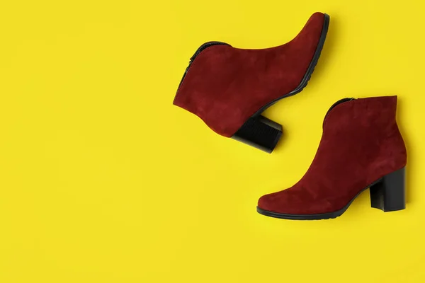 黄色底色的时髦红色女靴 平平铺 案文的篇幅 — 图库照片