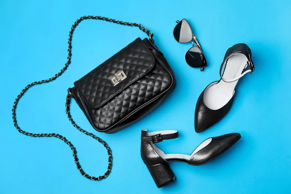 浅蓝色背景的时髦黑色女鞋 包和眼镜 — 图库照片