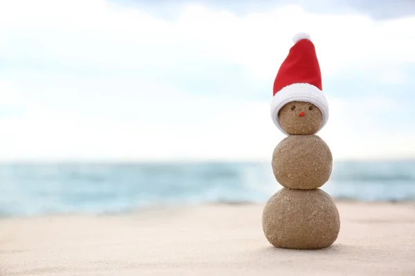 Boneco Neve Feito Areia Com Chapéu Papai Noel Praia Perto — Fotografia de Stock