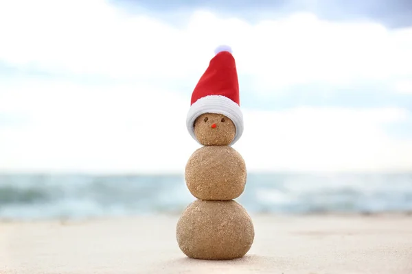 Boneco Neve Feito Areia Com Chapéu Papai Noel Praia Perto — Fotografia de Stock