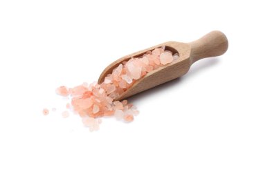 Beyaz üzerinde pembe himalaya tuzu bulunan ahşap kepçe.