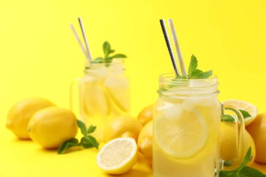 Sarı arka planda naneli taze limonata, yakın plan. Yaz ferahlatıcı içecek