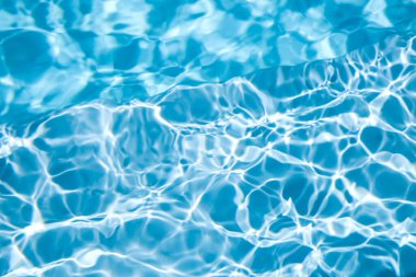 Yüzme havuzundaki mavi suyun dokusu arka planda, yakın plan