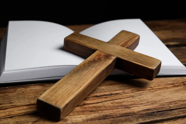 Cruz Cristiana Biblia Sobre Fondo Madera Primer Plano Concepto Religión — Foto de Stock