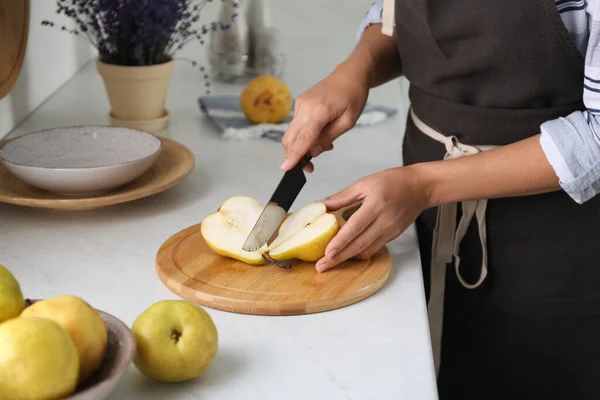 Femme Coupant Poire Fraîche Mûre Table Dans Cuisine Gros Plan — Photo