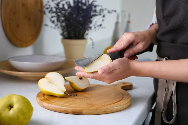 Femme Coupant Poire Fraîche Mûre Table Dans Cuisine Gros Plan — Photo