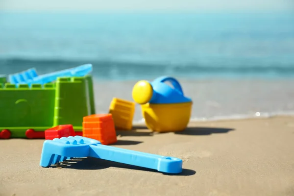 Kumsalda Farklı Plastik Oyuncaklar Metin Için Boşluk — Stok fotoğraf
