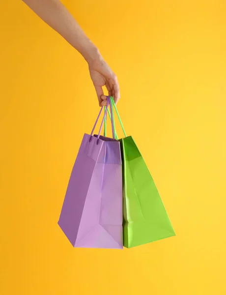 Mulher Com Sacos Compras Papel Fundo Amarelo Close — Fotografia de Stock