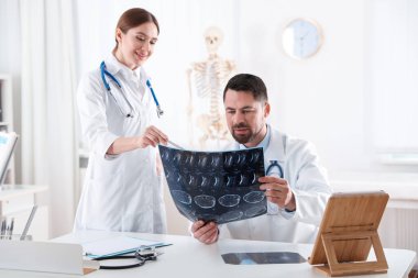 Ortopedistler klinikteki masada röntgen filmini inceliyor.