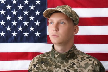 Amerika Birleşik Devletleri bayrağına karşı üniformalı asker