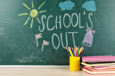 Greenboard 'un yanındaki masada, üzerinde 