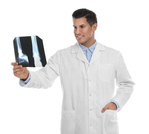 Orthopäde Hält Röntgenbild Auf Weißem Hintergrund — Stockfoto