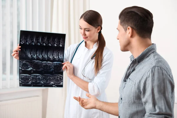Ortopédus Röntgenképet Mutat Betegnek Klinikán — Stock Fotó