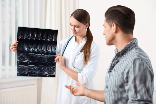 Ortopedista Mostrando Imagen Rayos Paciente Clínica — Foto de Stock