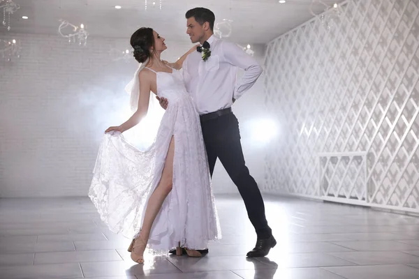 Gelukkig Pasgetrouwd Paar Dansen Samen Feestelijke Hal — Stockfoto
