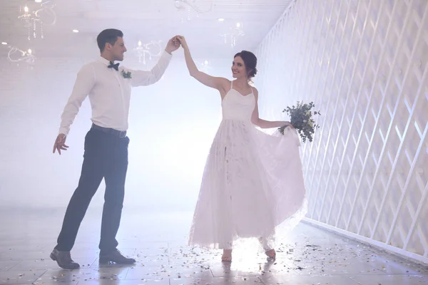 Feliz Casal Recém Casado Dançando Juntos Salão Festivo — Fotografia de Stock