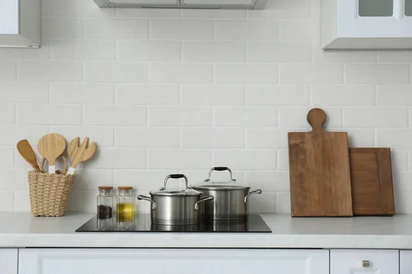 Contador Com Conjunto Louça Utensílios Interior Cozinha Elegante — Fotografia de Stock