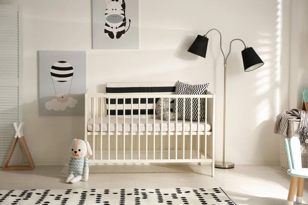 Niedliche Babyzimmereinrichtung Mit Kinderbett Und Dekorelementen — Stockfoto