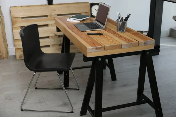 Bequemer Arbeitsplatz Mit Bürostuhl Und Holztisch — Stockfoto