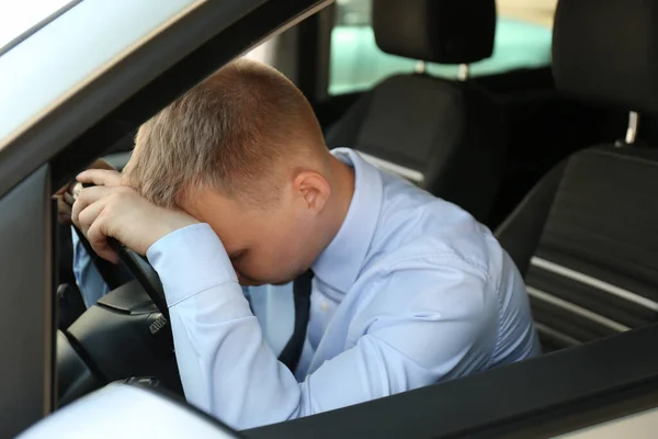 Moe Van Jonge Man Slapen Het Stuur Zijn Auto — Stockfoto