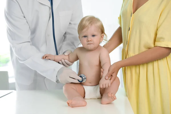 Kinderarts Onderzoekt Baby Met Stethoscoop Het Ziekenhuis Gezondheidszorg — Stockfoto