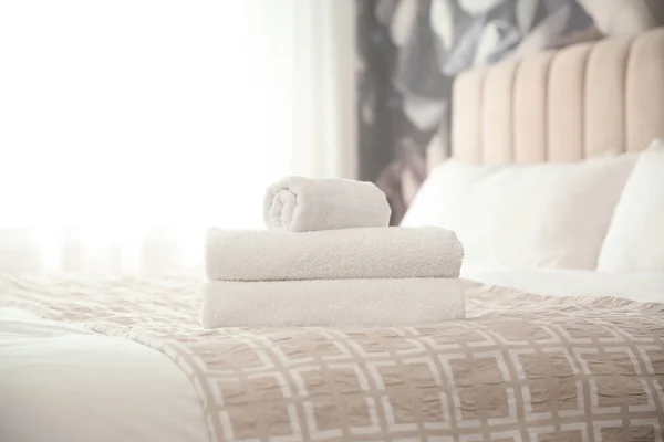 Clean White Towels Bed Home — Stock Photo, Image